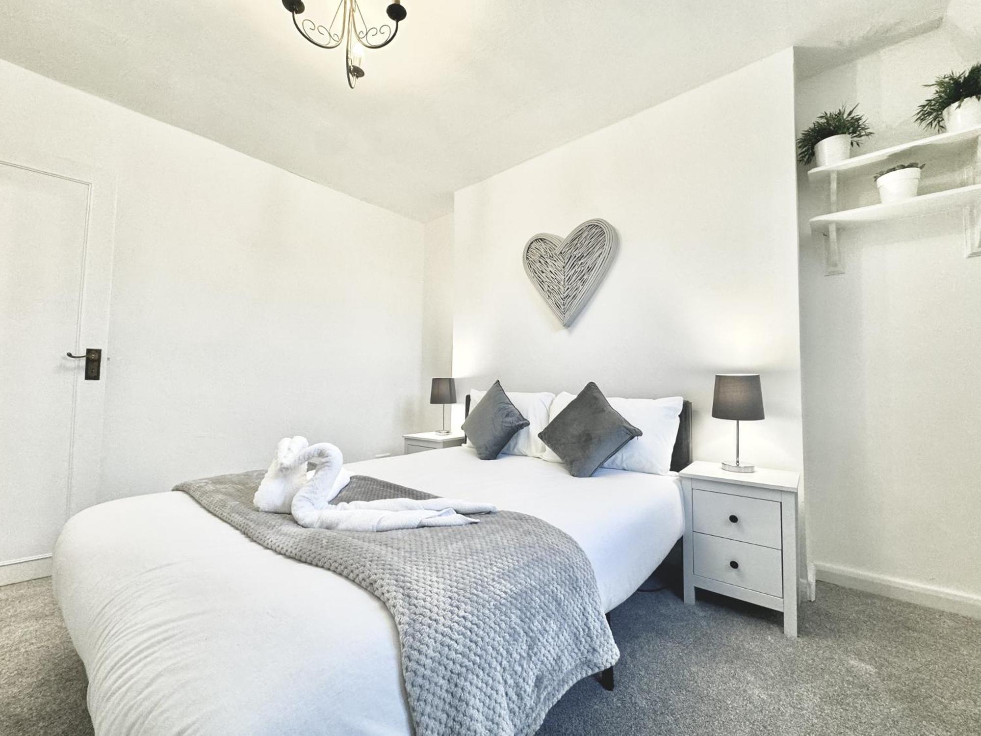 Newly Renovated Kensington 2 Bedroom Apartment With Balcony Near Harrods Sleeps 6, 2 Min Walk From Station London Exterior photo